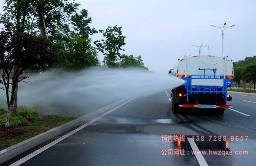 東風特商18噸灑水車側噴實拍圖片.jpg